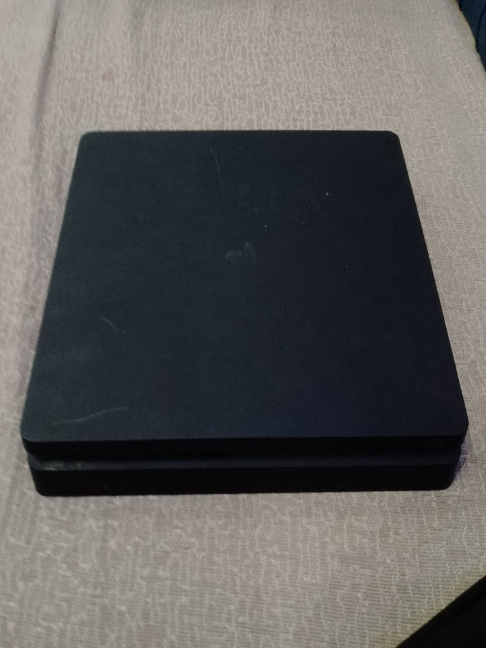 السلام عليكم بلي ستيشن 4 سلم ياباني مامفتوح ولا داخل اي صيانه مع جوستك اصليه ومحدث  اخر تحديث السعر 250 وبي مجال شي بسيط ***********للأستفسار
