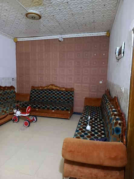 للبيع دار طابو زراعي صرف المساحه 180 طابقين غرف نوم عدد 4 هول فوك وجوه نفس الشي استقبال ومطبخ  ورديه يبعد عن الشارعالعام50متر خارج مقابيل العلوه المخضر الصوب الصغير السعر خاص ابو مصطفى للعقار ***********
