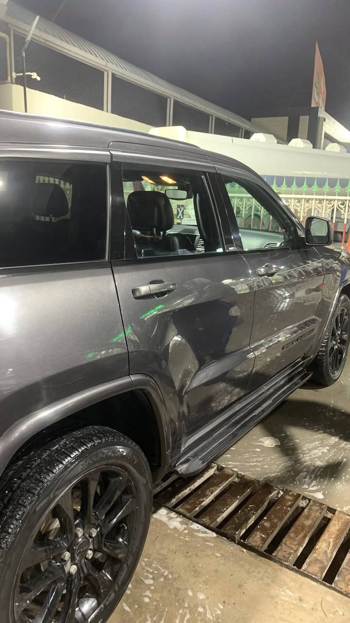 السلام عليكم جيب كراند شيروكي 2018 بلاك توب 6 سلندر 3600  ماشيه 99 الف كم رقم بصره تحويل ثاني يوم 
حساسات خلفيه
 رادار خلفي( توقف ذاني عند الرجوع )
 شاشه كبيره
 حساسات اطارات 
لايت زنون 
فتحه 
كشنات تدفئه تبريد
استرين تدفئه 
اطفاء ذاتي عند الوقوف
ويل كب 20 بلاك ابلادي
كشنات مخمل وجلد 
كشن سايق كهرباء
تشغيل عن بعد
فور ويل 4*4
صندوك كهرباء شفط
تخم تاير جديد صارلي سبوع من شديته 
حادثها فقط ربع جاملغ خلفي الباقي كفاله  السعر 225 وبيها مجال للطيبين الاتصال ***********
