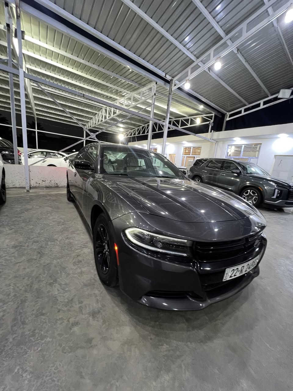 تشارجر SXT 2023 فئة الدخول العملية من السيارة الرياضية الشهيرة، وتجمع بين الأداء الاقتصادي والمساحة العائلية. تأتي بمحرك V6 سعة 3.6 لتر يولد 292 حصاناً، وتتميز بناقل حركة أوتوماتيكي من 8 سرعات، ونظام دفع خلفي المواصفات الفنية والأداءالمحرك: 6 سلندر (V6) بسعة 3.6 لتر.القوة: 292 حصاناً.عزم الدوران: 353 نيوتن متر.ناقل الحركة: أوتوماتيكي من 8 سرعات (TorqueFlite).نظام الدفع: دفع خلفي (RWD).التسارع: تنطلق من 0 إلى 100 كم/س في غضون 6.4 ثانية.استهلاك الوقود: اقتصادي نسبياً، حيث تستهلك حوالي 12.38 لتراً لكل 100 كم داخل المدينة، وتصل إلى ما يقارب 7.8 لتر لكل 100 كم على الطرقات السريعة شاشة المعلومات والترفيه: شاشة لمس قياس 7 بوصات أو 8.4 بوصات تدعم تطبيقات أبل كاربلاي (Apple CarPlay) وأندرويد أوتو (Android Auto).نظام الصوت: نظام قياسي مكون من 6 مكبرات صوت مع إمكانية الترقية لنظام Alpine الفاخر.الراحة والتكييف: نظام تكييف هواء أوتوماتيكي ثنائي المنطقة مع فتحات تهوية للمقاعد الخلفية.المقاعد: مقاعد قماشية عالية الجودة مع إمكانية التعديل الكهربائي لمقعد السائق، وتتوفر فئات أخرى بمقاعد جلدية.السلامة وأنظمة المساعدة: نظام تثبيت السرعة، كاميرا للرؤية الخلفية مع حساسات، نظام مراقبة ضغط الإطارات، ومساعد صعود المرتفعات.التشغيل: نظام الدخول الذكي (بصمة) مع تشغيل المحرك عن بُعد.

ملاحظه سياره حادثه بنيد جملغ بنيد 
ماشيه 54ميل سعره 250
رقمي ***********
