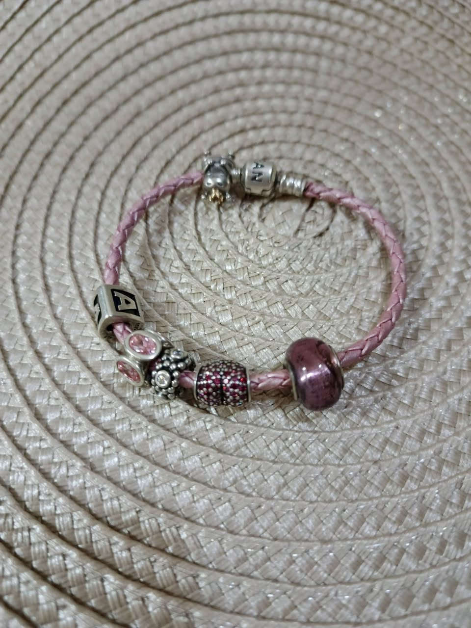 اسواره بندوره فضه مع تشارمز عدد 6 قطعه غايه في الجمال والروعه السعر 43 دينار شامل التوصيل والله يبارك لصاحب النصيب


**إذا كنت صاحب هذا الإعلان وتريد حذفه لأي سبب، رجاءا أرسل رسالة إلى الدعم الفني**