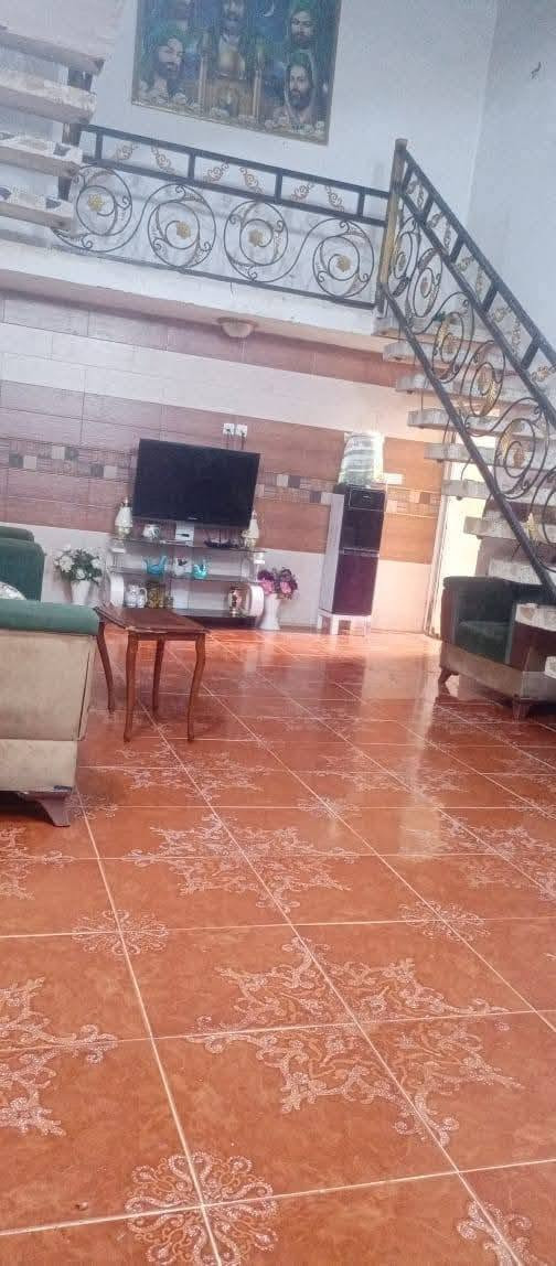 سلام عليكم بيت لبيع نهاوند الوله اول شارع قريب عل شارع لعام ٢٠٠ متر طابقين لاستفسار نتصل ***********  بضهره اربع سايدات
