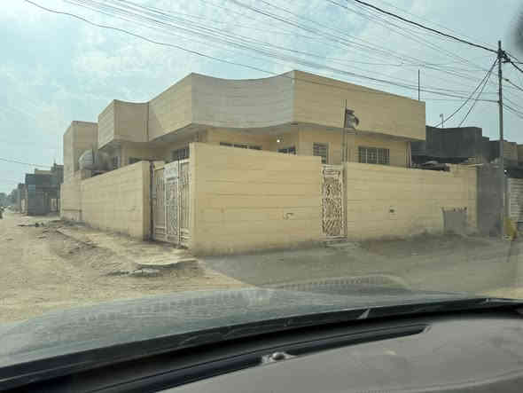 السلام عليكم للبيع بيت حي ذويب الاول مساحه ٢٤٠ متر ركن موقع مميز شارع مقابيل صيدليه كافة الخدمات موجوده السعر ٨٧ بي مجال الاستفسار اتصال *********** مراجعه مكتب النوارس شارع مستشفى الامام علي
