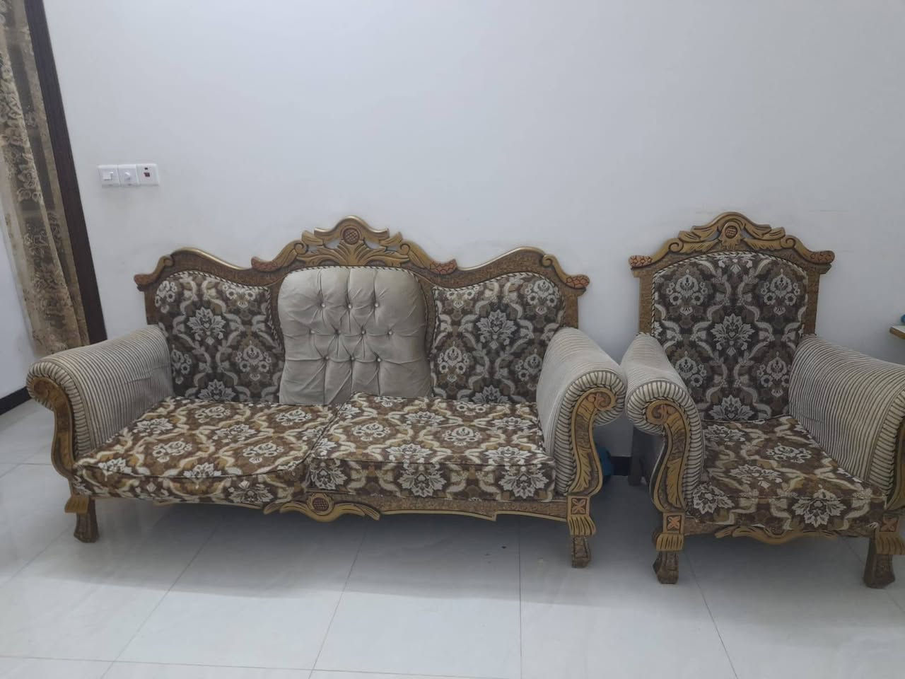 السلام عليكم تخم مستخدم للبيع الأحمر قنفة وحدة مع ٣ كراسي سفنج نضيف مع طبلة وسطية وتخم الثاني الجوزي كامل قنفتين مع اربع كراسي رايدهن ب٧٠٠ وبي مجال للتفاوض للإستفسار رقم وتساب ***********
