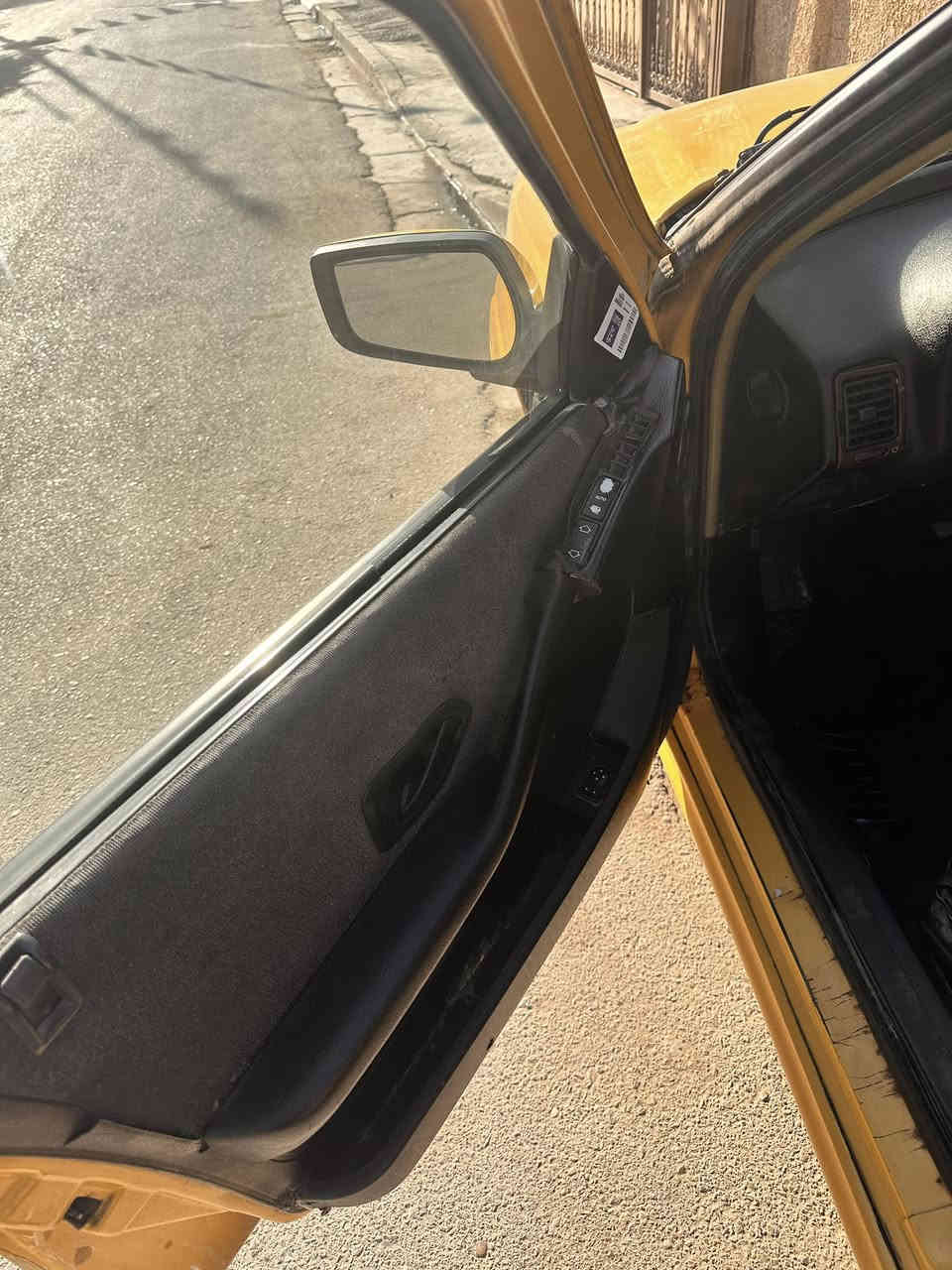 السلام عليكم بيجو بارص للبيع ٢٠١٥  السيارة مصفرة هيئة وغرمات وسنويه ٢٠٢٧ ومحور كير ومكينه كورلا سيارة بيه باب خلف السايق مبدل تصفيخ ومصبوغ كما موضع بصور السيارة نضيفه مكان سيارة الحبيبية قرب ملعب المدينة الاستفسار السعر ٤٢ وبيه مجال قليل الأتصال ***********
