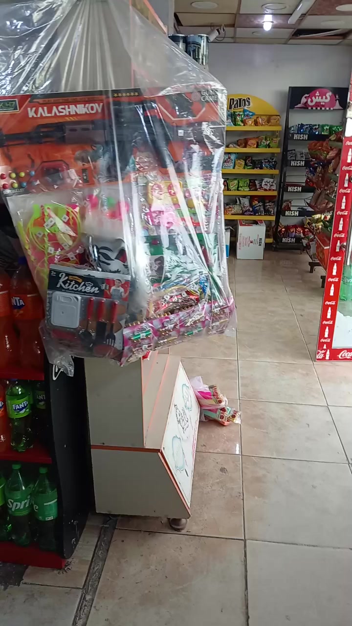 السلام عليكم ماركت للبيع العنوان حي الحجاج عالشارع العام يحتوي على ١٠ براد و٦ ومجمدات بطحيه ورفوف جانبيه ووسطيه سفينه وسستم كامره مع جهاز رصيد قريب عله المدارس اتصل على ***********
