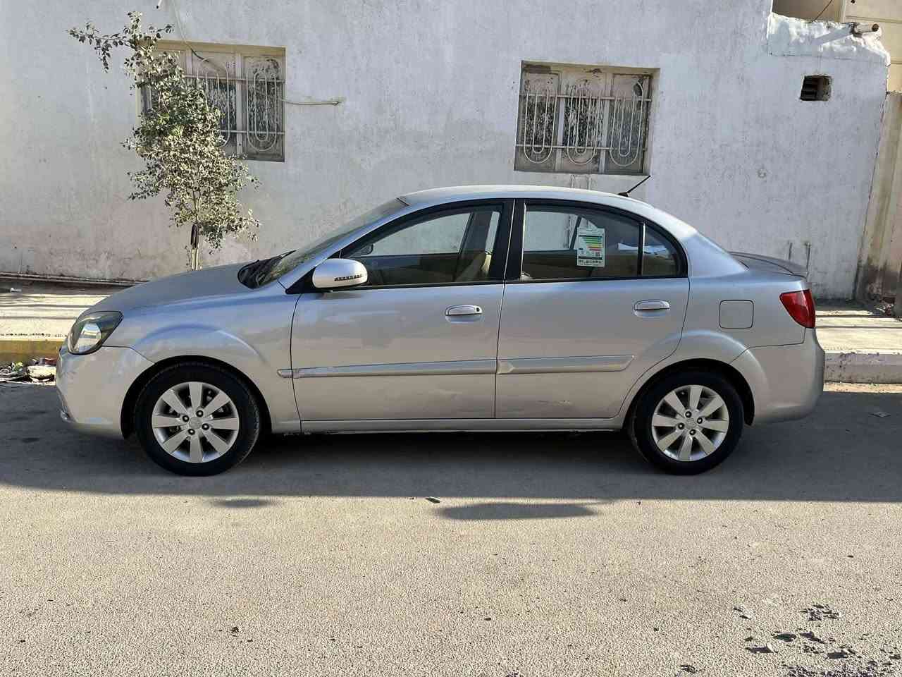 السلام عليكم 
كيه ريو مديل 2012 شركه عامه 
رقم بغداد باسمي هزه و ارقام جدد
محرك كير جدد بدون نقص 
سياره جاهزه بدون نقص 
بيه دحجه بسيطه حوض السبير فقط من جوه 
مكان السياره الشطرة 
اعتذر عن المراوس والاقصاد 
***********
