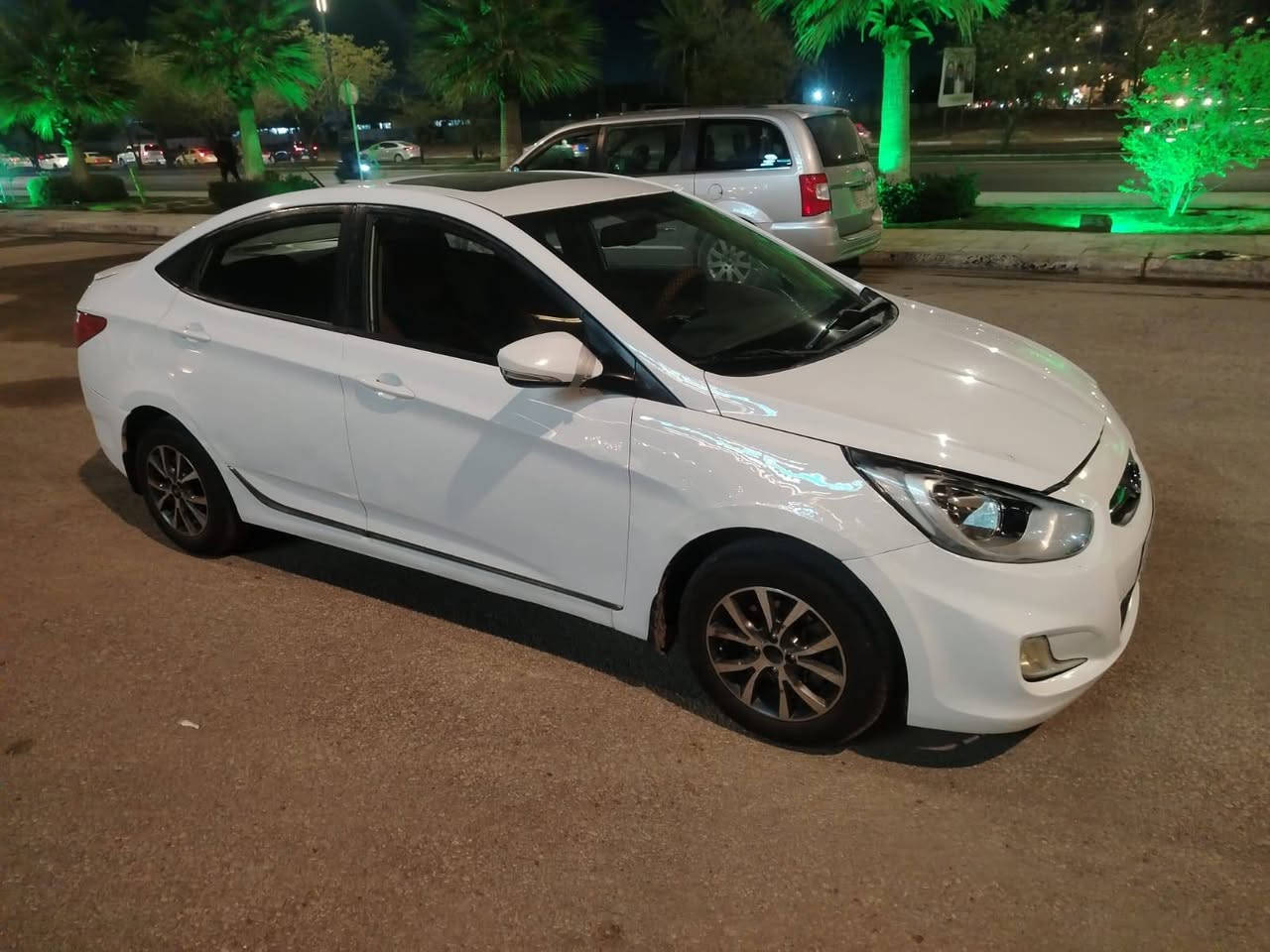 سلام عليكم سياره نوع اكسنت خليجي موديل 2014فول فتحه شاشه كامره حساسات امامي خلفي تحكم ستيرن جهتين شاير مري مري شفط منضومه كشاف زنون كفاله كير مكينه حداديه تخم تاير تبريد كفاله من ضربه او تبديل او صبغ مكينه حجم 1600العنوان كربلاء السعر 98 بيها مجال بيع فقط***********
