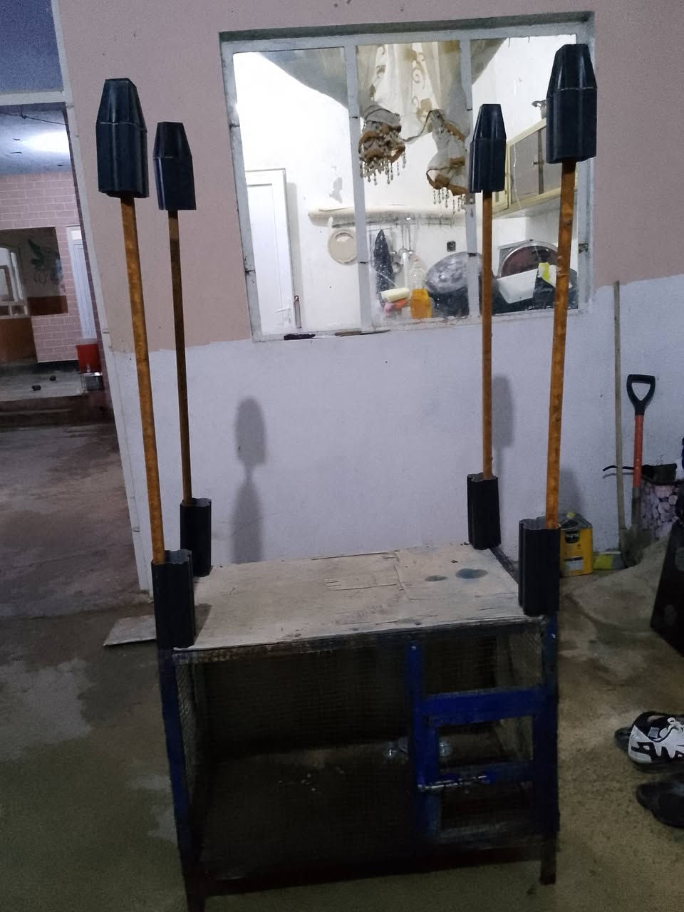 سلام عليكم شباب عندي قفص حديد للبيع يصير تسوي طابقين هم السعر مناسب 25 الف وبي مجال تراطسلني خاص او رقمي***********
