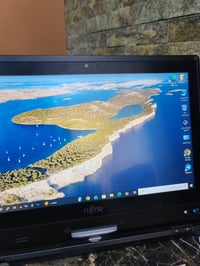 لابتوب fujitsu قلاب ٣٦٠ شاشه لمس وياه قلم لابتوب نظيف جدا المعالج i5 ج...
