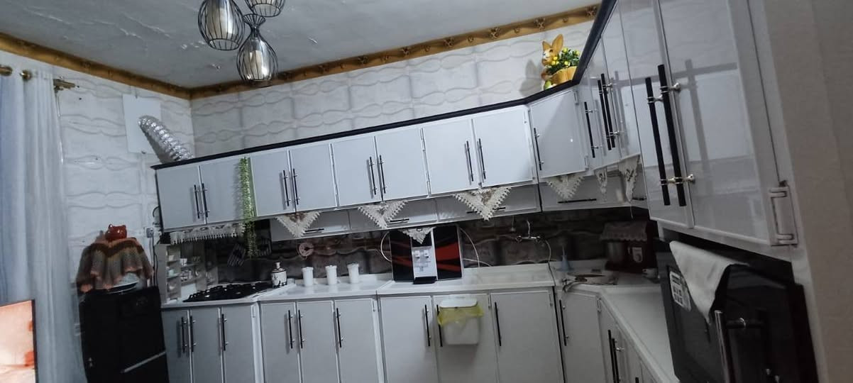 بيت للبيع المساحه ٢٠٠ شارع صعيوج
غرفتين وصاله ومطبخ حار وبارد واستقبال وطارمه وصحيات وحمام داخلي والبيت صب مو عكاده 

السعر ١٤٠ وبي مجال مع غرفة النوم

للاستفسار
***********
