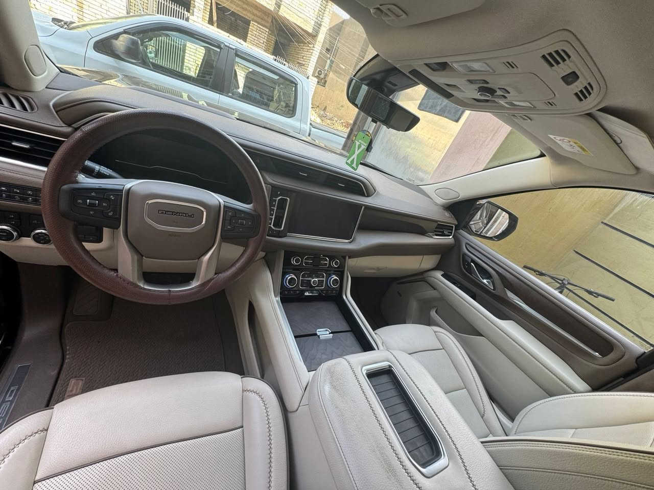 السلام عليكم ..
للبيع فقط اعتذر عن المراوس
جي ام سي دينالـي 2022 خليجـي وكالة المنصور ماشية 70كم جديدة جداً والسونر مرفق مع الصور..
فول مواصفات 
 • المحرك: V8 سعة 6.2 لتر
 • القوة: 420 حصان
 • العزم: 623 نيوتن.متر
 • ناقل حركة: أوتوماتيكي 10 سرعات
 • نظام الدفع: دفع رباعي مستمر (AWD)
 • وضعيات القيادة: متعددة (عادي – سحب – أوف رود – رياضي)
 • نظام تعليق هوائي (Air Ride): يتحكم بارتفاع السيارة أوتوماتيكياً

 • المقاعد: جلد نابا فاخر – قابلة للتدفئة والتبريد – تحكم كهربائي بـ 12 وضعية
 • صف المقاعد الثاني: كراسي كابتن منفصلة مع تحكم يدوي
 • صف ثالث قابل للطي كهربائي
 • شاشة عدادات رقمية بالكامل بحجم 12 إنش
 • شاشة ترفيهية أمامية 10.2 إنش تعمل باللمس
 • شاشتين خلفية للمقاعد الخلفية (ترفيهية) بحجم 12.6 إنش لكل شاشة
 • نظام صوتي Bose فاخر بـ 14 سماعة
 • نظام ملاحة متكامل
 • شاحن لاسلكي + منافذ USB-C بكل الصفوف
 • رادار أمامي وخلفي
 • مثبت سرعة تفاعلي
 • كاميرات 360 درجة
 • مساعد الركن الذكي (ركن ذاتي)
 • تنبيه قبل الاصطدام الأمامي مع فرملة أوتوماتيكية
 • تنبيه النقطة العمياء + تنبيه حركة المرور الخلفية
 • نظام الحفاظ على المسار
 • تنبيه السائق في حالة التعب
 • ويل كروم 22 إنش أصلية من دينالي
 • شباك أمامي كرومي مميز خاص بفئة الدينالي
 • مصابيح أمامية وخلفية LED بالكامل بتصميم راقي
 • فتح الباب الخلفي كهربائي بحركة الرجل
 • سقف بانورامي
 • مرايا جانبية كهربائية بميزة الطي التلقائي والتسخين
وباقي المواصفات المعروفة
ماشية 70 الف كم 
.
رقم اربيل سنوية بأسمـي
بيها ملاحضه جداً بسيطة (صبغ بركن الدعامية الامية فقط..
السيارة عليها سيرفز كامل بالشركة ومابيها اي نقص والمحرك مبدل بطل دهن بالشركة
مكاني بغداد حي الجهاد***********
السعر النهائي 520
