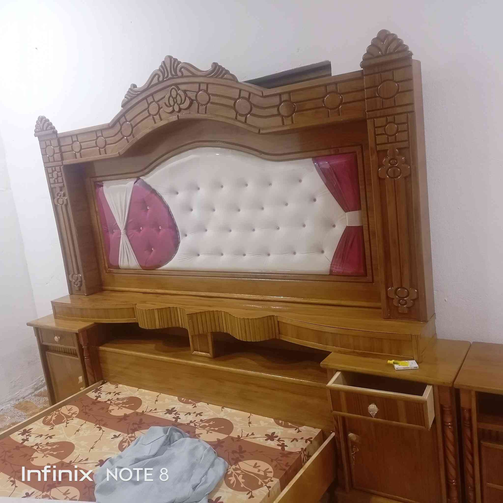 السلام عليكم
غرفه اخشاب للبيع مستخدمه قليل ونضافه فول 
مصور بس هذن هي كامله زاويه وجزامه


**إذا كنت صاحب هذا الإعلان وتريد حذفه لأي سبب، رجاءا أرسل رسالة إلى الدعم الفني**