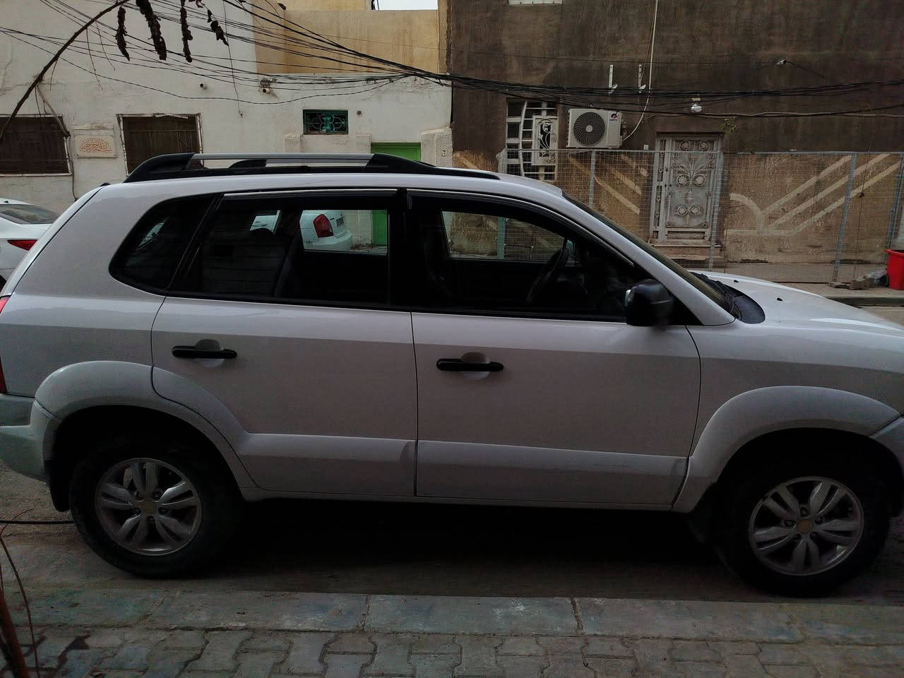 هونداي توسان وارد كوري بيضه بغداد مكفوله من الصبغ محرك 2000 ماشيه 165 الف بيهه سويجات 2 السياره باسمنه السعر 130 وبي مجال بسيط الرقم ***********
