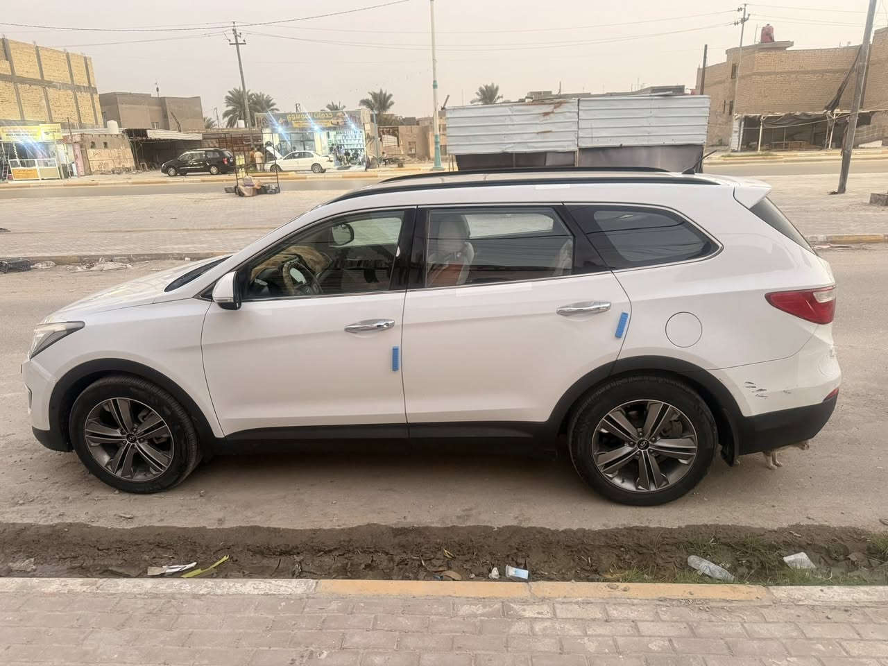 هيونداي جراند سنتافي 2014 خليجي  مكفوله كفاله عامه ماعده بارد بيه جهه الباب الخلفي گد خمس اصابع طرف الباب  (أعلى فئة) هي SUV عائلية بـ 7 مقاعد، تتميز بمحرك 3.3 لتر V6 (ينتج 270 حصان)، دفع رباعي، وفتحة سقف بانوراما. تأتي بتشغيل بصمة، مقاعد جلد كهربائية مع تبريد وتدفئة، نظام ملاحة، كاميرا خلفية،  تتوفر مساحة أوسع (أطول 225 ملم) من النسخة العاديه 
أبرز المواصفات التفصيلية (الفول الكامل/الجراند):
المحرك والأداء: 3.3 لتر، 6 سلندر، 3300 سي سي، ناقل حركة أوتوماتيكي بـ 6 سرعات.
التصميم: فتحة سقف بانورامية، مصابيح ضباب، شبك أمامي مطلي بالكروم.
التجهيزات الداخلية: 7 مقاعد جلد (صف ثالث قابل للطي)، مقاعد أمامية كهربائية مع ذاكرة وتبريد/تدفئة، مكيف خلفي.
التقنيات: شاشة نظام ملاحة/ترفيه، تشغيل بضغطة زر (بصمة)، دخول بدون مفتاح، مثبت سرعة.
السلامة والأمان: نظام مراقبة النقطة العمياء،نظام (ESC) للتحكم بالاستقرار، نظام (HAC)'…اشاره ترحيب عن بعد السيارره فوووول الفووول 

مكينه  6 سلندر يعني 3600 وگير وحداديه وتخمً تاير جديد ع الشرط ترايك للبصره لاتنقيص ولاتبخير ابيع شررط يعني مضمونه سياره بسمي شخصيا مراوس او بيع 
رقم الماني الجديد هزه جديده كله جديد فقط مداور المرور 
السعر 183 الاتصال ع الرقم ***********او ***********
