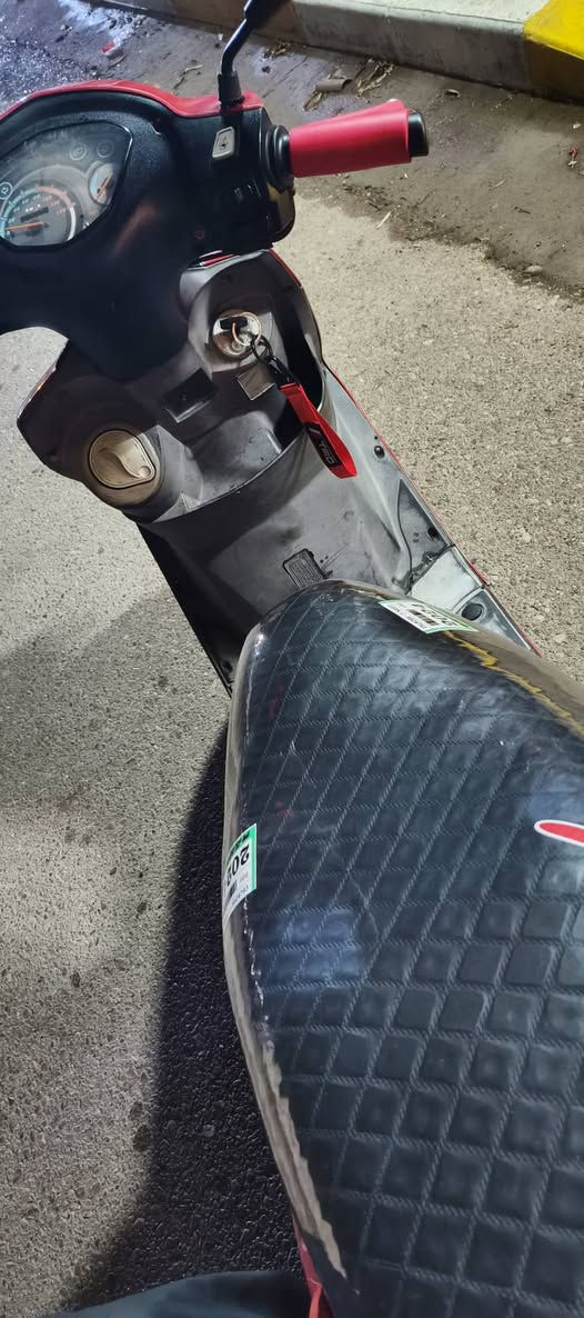 السلام عليكم 
.دراجه للبيع سايم جيتي 125 ياباني رمبه 
. الدراجه كامله كل نقوصات مابيها كلشي شغال بيها محرك شلعه معدل الدراجه نضيفه نضافه نفس البصورة وانضف من الصور الدراجه مال رمبه مرتبه للستفسار واتساب او اتصال ***********
