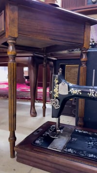 ماكينة خياطة أثرية من ماركة كولر (Köhler)، صُنعت في ألمانيا غالباً في ...