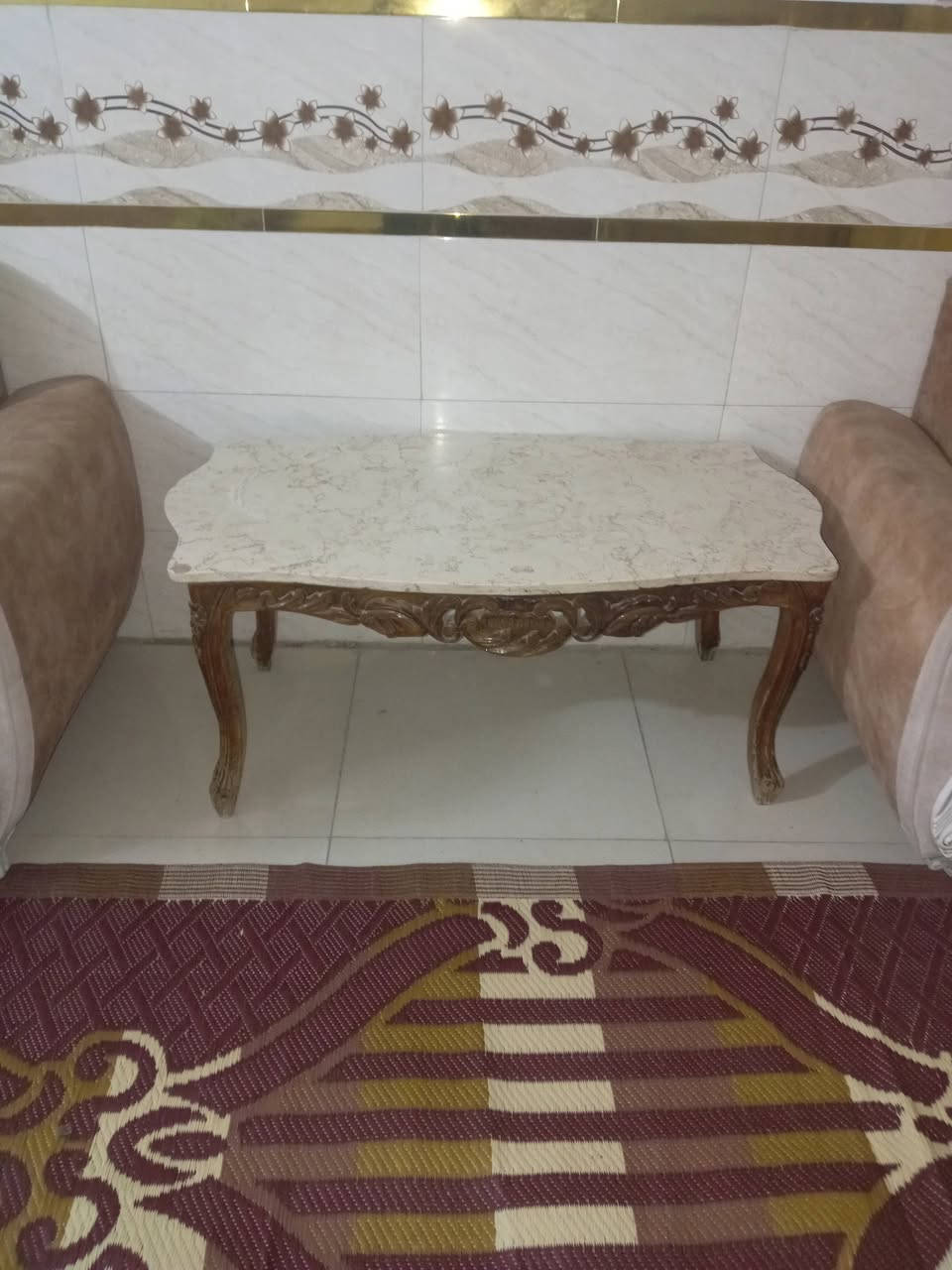 سلام عليكم عليكم اخوان غراض لبيع مالت بيت كل ضرضر مابيهن والله مكيف جديد وكونتر كلش نضف تفصال وضخم وميز طعام وربع كراسي وسيت طبلات ***********
