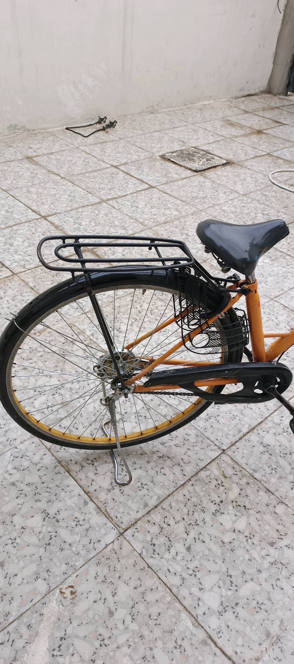 بايسكل بطة حجم 27 
ما مصبوغ بس شوية يم الستيرن محروك ما ملحوم موصل حي التاميم 