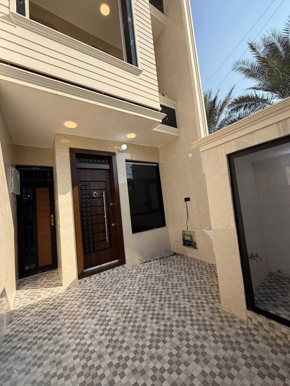 الدار للبيع 🏡 السعر /225👌 قفل💛
بناء درجة اولى 
الشعب شارع عدن مقابيل مطعم حجي عادل
المساحة 100 م 
يحتوي الطابق الارضي على كراج وخدمات خارجية ومغسلة 
الدار مدخلين 👌👌
استقبال ومطبخ حار وبارد ومنور وخدمات وغرفة نوم
ويحتوي الطابق الثاني على غرفتين نوم وخدمات ومكان غسالة وبيتونة كبيرة
وسطحين 
(للاستفسار اكثر يرجى الاتصال على الرقم 
متواجد هذا الرقم على الواتس اب والماسنجر (*********** )
او على الرقم التالي ***********
او زيارة مكتب تبارك للعقار والمقاولات الكائن في شارع الاسواق المركزية قرب مطعم ميامي
