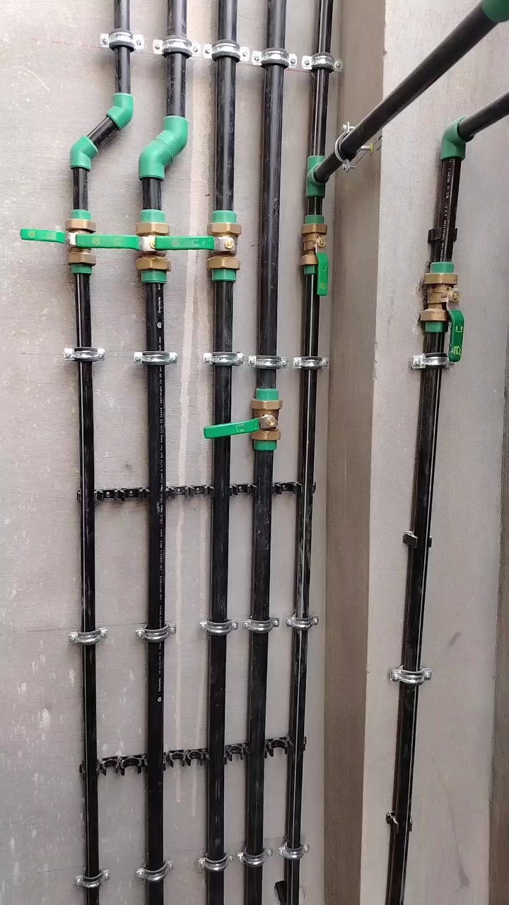 مواد گروب محمد عبداللطيف لتجارة الانابيب والصحيات الكائنة في قضاء بيجي بداية شارع المقبره
***********
عمل احد الاخوة السباكين في قضاء بيجي
