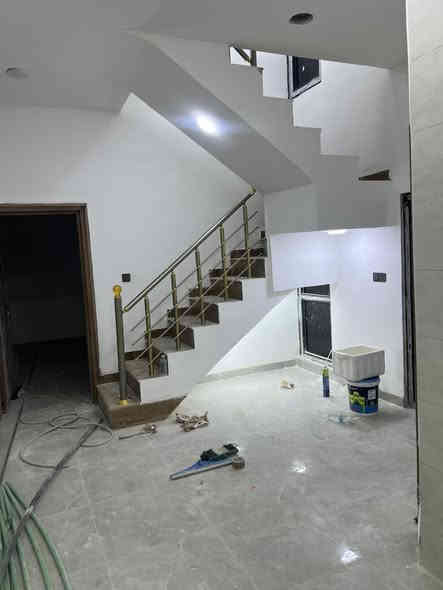 بيت 75 متر للبيع🏠بموقع مميز جدا قرب الشارع العام 

واجهه.6.25 متر 
نزال 12 متر 

ملك طابو صرف 

بناء حديث 2025 غير مسكون 👌🏼💥

يحتوي  على صاله ومطبخ و4 غرف نوم 
وصحيات عدد 3 وبيتونه وسطح 

البيت ثلاث طوابق 

العنوان :: بغداد :: حي الجهاد :: ديوان الضباط :: مجاور شقق حي صدام وقرب شارع 60 الاربع شوارع 😍

السعر والاستفسار مراسله الخاص او الاتصال *********** مكتب الشهم للعقار📞📞🏡
