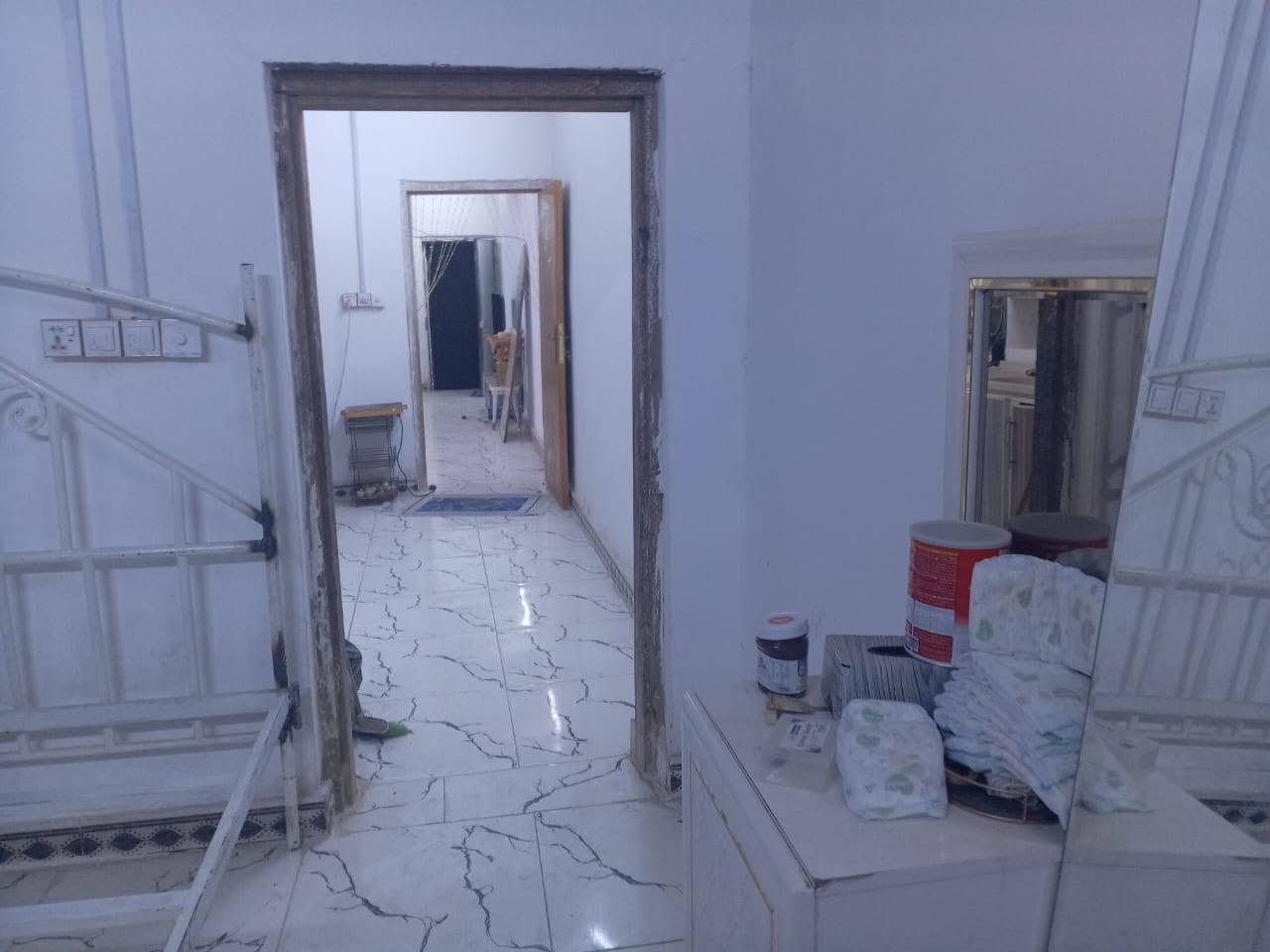 سلام عليكم عندي بيت طابو ملك اصولي بضهر شارع العام يتكون من غرفه نوم كبيره ومطبخ كبير ديوانيه كبيره حمام داخلي وحمام خارجي طارمه كبيره طابق ثاني درج معزول لوحده مأجر حاليا اني راعي البيت مباشره سعره ايجاره 350 للاستفسار الاتصال على الرقم *********** عنوان بصرة حيانيه دور الشرطه البصرة, العراق
