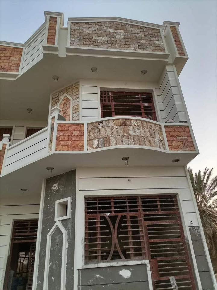 � عرض البناء الأقوى في كربلاء 🔥
حصراً لدى شركة بصمه ومكتب أسس كربلاء @@@###للمقاولات العامة
للعمارة والديكور 😍

⸻

💰 الأسعار: نقدا فقط نقدا فقط 
 • سعر المتر تسليم مفتاح: 400 ألف دينار 👌
 • سعر المتر هيكل: 200 ألف دينار 👌

⸻

😓 دايخ شلون تبني بيتك؟
😥 محتار شلون تلكي مواصفات قوية بسعر مناسب؟
🤔 متعرف شلون راح يكمل بيتك؟

✨ لا تدوخ ولا ينشغل بالك
أسس كربلاء للبناء و للمقاولات 
للعمارة والديكور يجمع لك 
السعر + الجودة + سرعة الإنجاز
وكل هذا بأسعار تنافسية:

✔️ المتر تسليم مفتاح 400 ألف
✔️ المتر هيكل 200 ألف
⏳ عرض خاص ولمدة محدودة

⸻

🎁 مفاجأة العرض 😍
مع كل دار سبلت كنتوري بسعر ٧٥٠ الف دينار 
🔥 المناور + الستارة + السياج الخارجي + الكراج مجاناً مجاناً 🔥

⸻

🏗️ المواصفات الإنشائية:

1️⃣ تهيئة الأرض والحفر بعمق 15 سم، فرش سبيس خالي من الشوائب وحدل بحادلة 20 طن.
2️⃣ رش مبيد حشري جرثومي عالي الفعالية + نايلون زراعي.
3️⃣ تأسيس مجاري 4 إنج (الأمل الشريف) مصري مسلح ثلاث طبقات.
4️⃣ قالب خشب وتسليح حصيرتين نشر 30 سم مع جسور 25 سم وحديد نصف إنج عراقي F.F.
5️⃣ صب الأساس إسمنت مقاوم C30 بارتفاع 40 سم.
6️⃣ صب البتلو مع مواد عازلة للرطوبة.
7️⃣ البناء بالطابوق الأبيض الجمهوري.
8️⃣ صب الأسقف نشر 30 سم مع جسور بارتفاع 30 سم (الطابق الثاني والبيتونة نفس المواصفات).
9️⃣ تأسيس شبكة ماء مسلح درجة أولى تركي.
🔟 تأسيس كهرباء نوع سيمنز العقبة الأردني.
1️⃣1️⃣ أرضيات موزائيك أو بورسلين بسعر أقصاه 15 ألف/م².
1️⃣2️⃣ حمامات ومطابخ سيراميك هندي أو إسباني بسعر أقصاه 13 ألف/م².
1️⃣3️⃣ جص وبورك بمساطر 90 سم (غزال أو مالج).
1️⃣4️⃣ واجهة مرمر وبورسلين بنسبة ٢٥٪؜ بدون زيادة سعر.
1️⃣5️⃣ ديكورات جبس بورد للصالة فقط.
1️⃣6️⃣ إنارة سعودي أو إماراتي (ضمان 5 سنوات) + ميزانية ABB سويسري (ضمان 25 سنة).
1️⃣7️⃣ فتنكات صحية وأثاث صحي تركي درجة أولى.
1️⃣8️⃣ لبخ المناور والجدران الداخلية والستارة مع النثر.
1️⃣9️⃣ بايات الدرج كرانيت درجة ثانية أو بورسلين حسب الاختيار.
2️⃣0️⃣ فريمات حديد لجميع الشبابيك.
2️⃣1️⃣ محجر درج ألمنيوم تركي 3 خطوط 
2️⃣2️⃣ أبواب داخلية تركية بقياس 210 سم.
2️⃣3️⃣ شبابيك حديد أو ألمنيوم مع زجاج 6 ملم + أبواب مداخل حديد.
2️⃣4️⃣ باب استقبال قاصة تركي مع كيلونات إيطالية (ضمان 20 سنة – E-Form).
2️⃣5️⃣ عزل السطح شتايكر + فلين 3 سم + زميج وعازل رطوبة.
2️⃣6️⃣ سخان 120 لتر + تانكي 1000 لتر + بوستر ومضخة درجة أولى.
2️⃣7️⃣ باب سياج خارجي حديد درجة أولى.
2️⃣8️⃣ شبكة معالجة أرضية + خطوط كاميرات + إنترنت.
2️⃣9️⃣ طلاء داخلي نوع ديلوكس أو ناشونال أو برجر.

⸻

‏ℹ️ ملاحظات مهمة:
 • الذرعة تعاونية
 • الستارة، المناور، والكراج مجاناً
 • المواصفات مثبتة ومرفقة بالعقد
 • العمل داخل كربلاء فقط (لا يشمل المحافظات)
 • المساحات من 100 م² فما فوق
 • الدفع نقداً وعلى دفعات حسب نسب الإنجاز

⸻

📞 للاستفسار والتواصل:
📲 *********** (واتساب) و ( اتصال )
‏📲 ‭‬ *********** (واتساب) و ( اتصال)

✨ ابني بيتك براحة وبمواصفات مضمونة.

#fypシ゚viralシ
#العراق
#استثمار_عقاري
