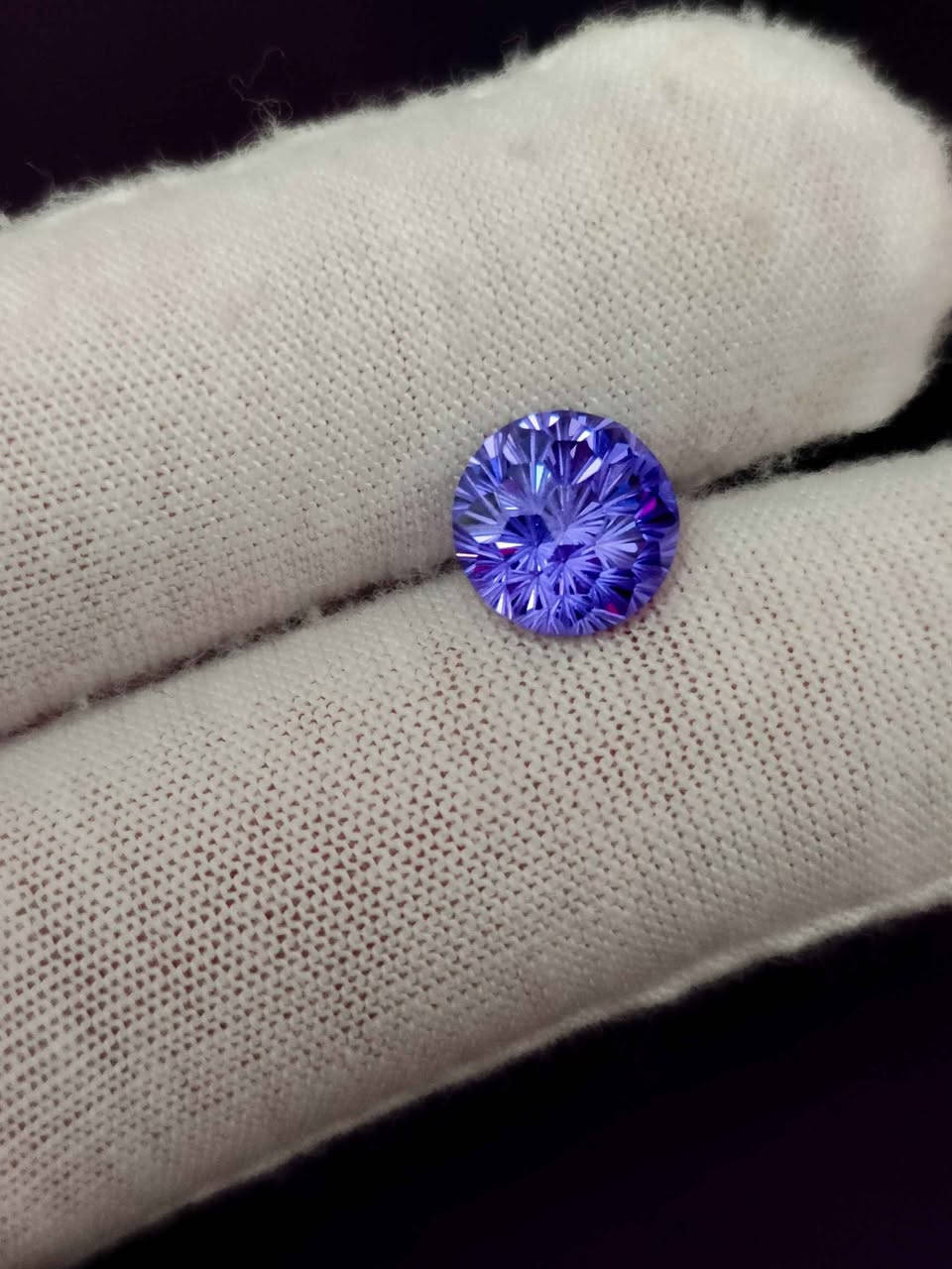 Pierre Zircon carbon 5.30 carat
- Taille : Round ( Pyrotechnic )
- Couleur : Purple 
- Clarité : ( 5A ) AAAAA
- Dimension : 9 mm الشراقة, الجزائر


**إذا كنت صاحب هذا الإعلان وتريد حذفه لأي سبب، رجاءا أرسل رسالة إلى الدعم الفني**