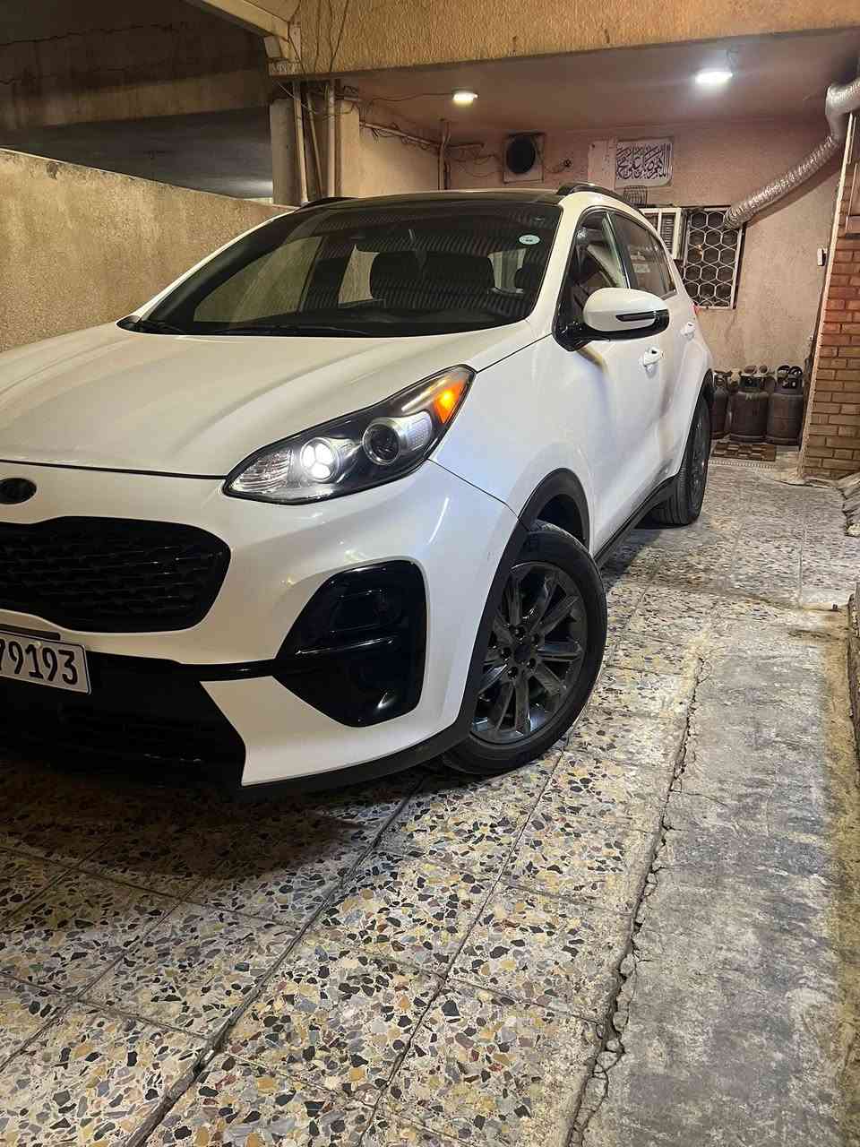 السلام عليكم سبورتج 21 فوول مواصفات كشن جلد وكهرباء ورادار امامي وجانبي وبك لايت لد وبانوراما مرايا شفط و شفتات ستيرن وستيرن رياضي وسايد بريك بصمه وتخم تاير جديد والسياره بصمه فووول الفول بدون ايرباك بدون داخل حت المي مال  شركه رايدها ب ب 184 ورقه بيهه شويه مجال بيع او مراوس حسب القناعه ماشيه 44 الف حقيقي على الفحص الاتصال ***********
