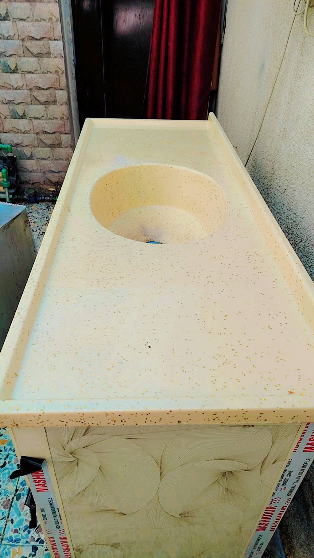 كاونتر وملحق وسنك مرمر مستعل قليل بلخزن نكسرن بيبان 3
بعدة الالمنيوم بللزكة 
بغداد الشعلة قرب مركز الشرطة 