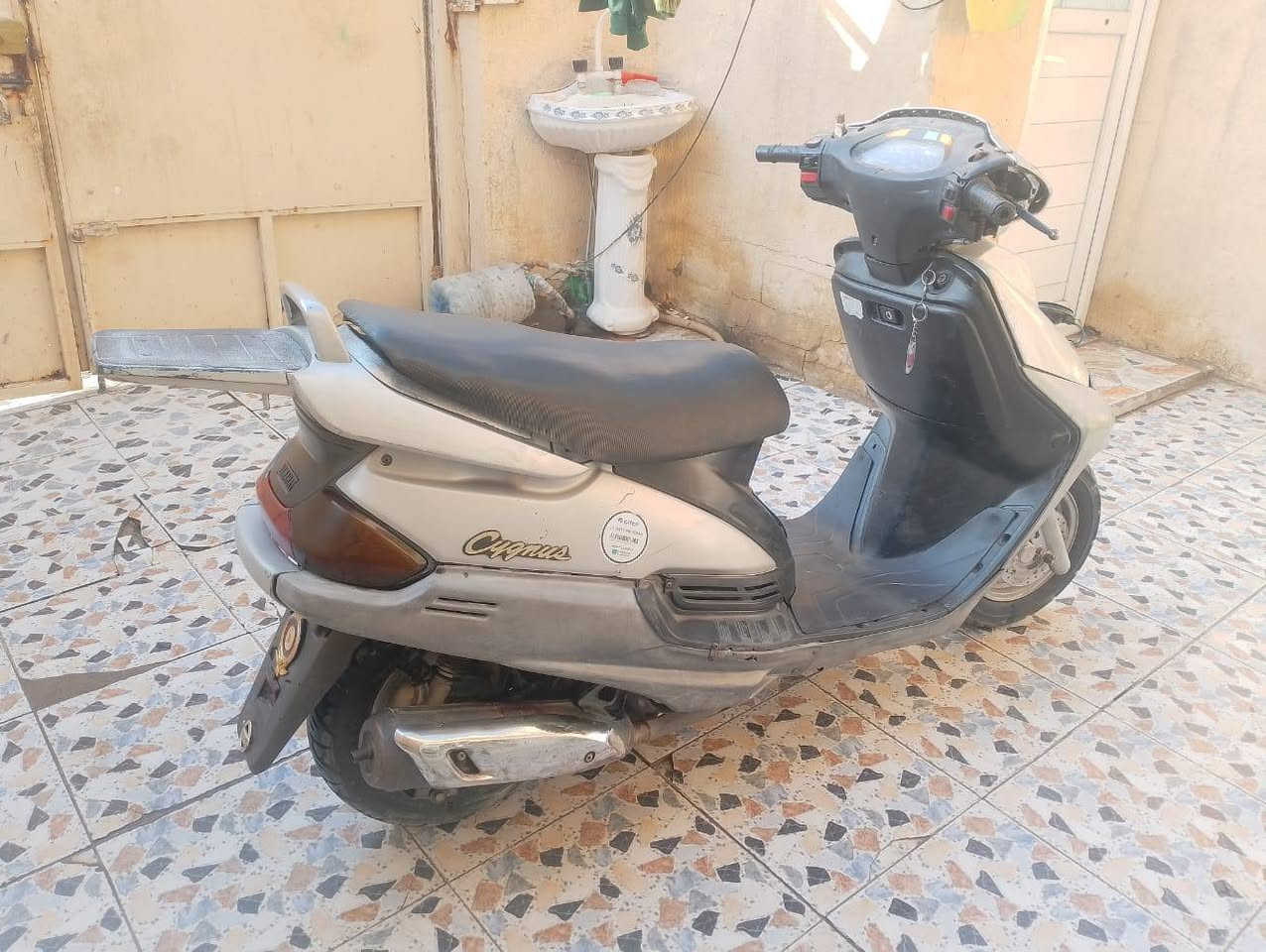 السلام عليكم عندي دراجه ميه ياباني للبيع نقص كابريتر وبيها نضوح بالمكينه تخم تاير كهربائيات كامله وباتري جديد مابدل شي بس الكيلو متر مال عداد مبدل ومكينه   بلاديه السعر 300 وبيها مجال الرقم ***********
