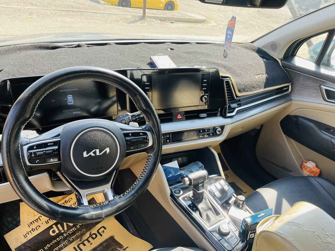 السلام عليكم
عندي سبورتج 2023 خليجي وكالة نيم اربيل 

فول مواصفات عدا تبريد الكشنات وكرسي السكن عادي مو كهرباء 

السيارة بنوراما 

حساسات امامية خلفية وجوانب 

هاندبريك كهرباء 

مساعد نزول منحدرات 

اوتو هولد 

مانع تزحلق 

بجم مغلف ppf

بيها شخوط بالدعاميه ولكن بس بل ppf  

السيارة ماشية 54000 الف كيلو 

مكان السيارة بغداد 

رقم الهاتف ***********
سعر السيارة 22000الف
