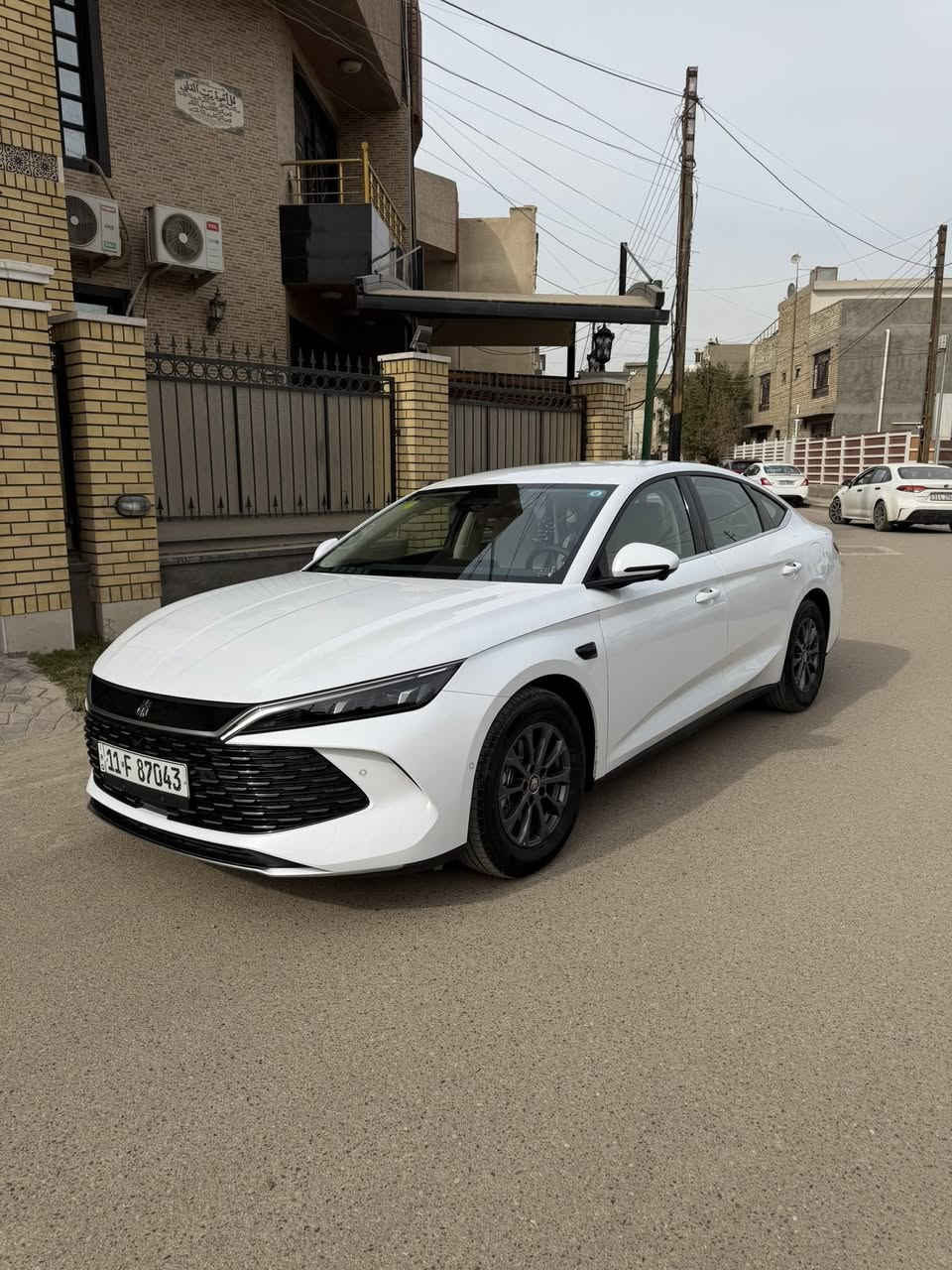 السلام وعليكم كن L 2025  ماشية 5 الاف فقط مواصفات 13 كامرا اوتو بارك داخل اوف وايت السيارة صار بيهة صبغ باب ورة السايق بدون دواخل مكانهة بغداد حي الاعلام سعرهة 22 و300 وبيهة مجال 
***********
