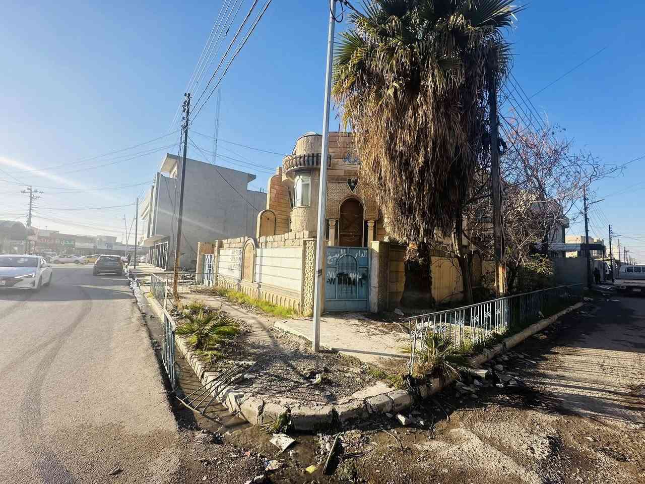 دار للبيع – موقع مميز
في حي الميثاق قرب حلويات الوتار 
مساحة 300 متر مربع، ركن على شارعين.
يبعد 20 متر فقط عن الشارع العام.
يتكون من طابقين ويحتوي على غرف نوم عدد 6
وهولين ومطبخ ومخزن وكراج وسرداب تحت البيت.

قابل للترميم والتجديد حسب الرغبة.
الدار شبه تجاري 
مناسب للسكن أو للاستثمار التجاري.

سند جديد (طابو الزهور) مع إمكانية التحويل المباشر.
التعاقد والتعامل مباشرة مع المالك الشرعي.
البيع بدون وسطاء

✨ فرصة مميزة للتملك الفوري
للاستفسار اكثر مراجعة مكتب التطوير للعقار سايدين الميثاق مقابل مطعم رائدر بدر وقرب جامع لا إله إلا الله 
اوالاتصال على الارقام التالية🔸🔹  

 *********** واتساب + فايبر
‏*********** واتس + فايبر 
*********** واتس + فايبر
 *********** واتس + فايبر

1️⃣ يوجد بيوت  للبيع  سكني تجاري🏭
2️⃣ يوجد اراضي للبيع سكني زراعي🏡
3️⃣ يوجد تعقيب تحويل ملك عقار📋
4️⃣ يوجد  كادر مساحين اراضي📐
5️⃣يوجد كادر بناء بيوت 🧱
6️⃣ يوجد كادر تفليش بيوت 🏗
🔹 نستقبل كافه العروض التجاريه والسكنيه 
🔹وعروض الايجارات على مدار 24 ساعه
