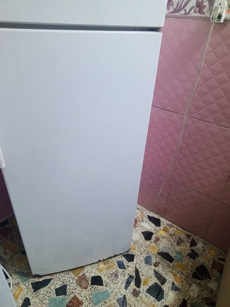 السلام عليكم ثلاجة للبيع شغالة المكان الشعب السعر١٠٠الف قفل الاتصال على الرقم ***********
