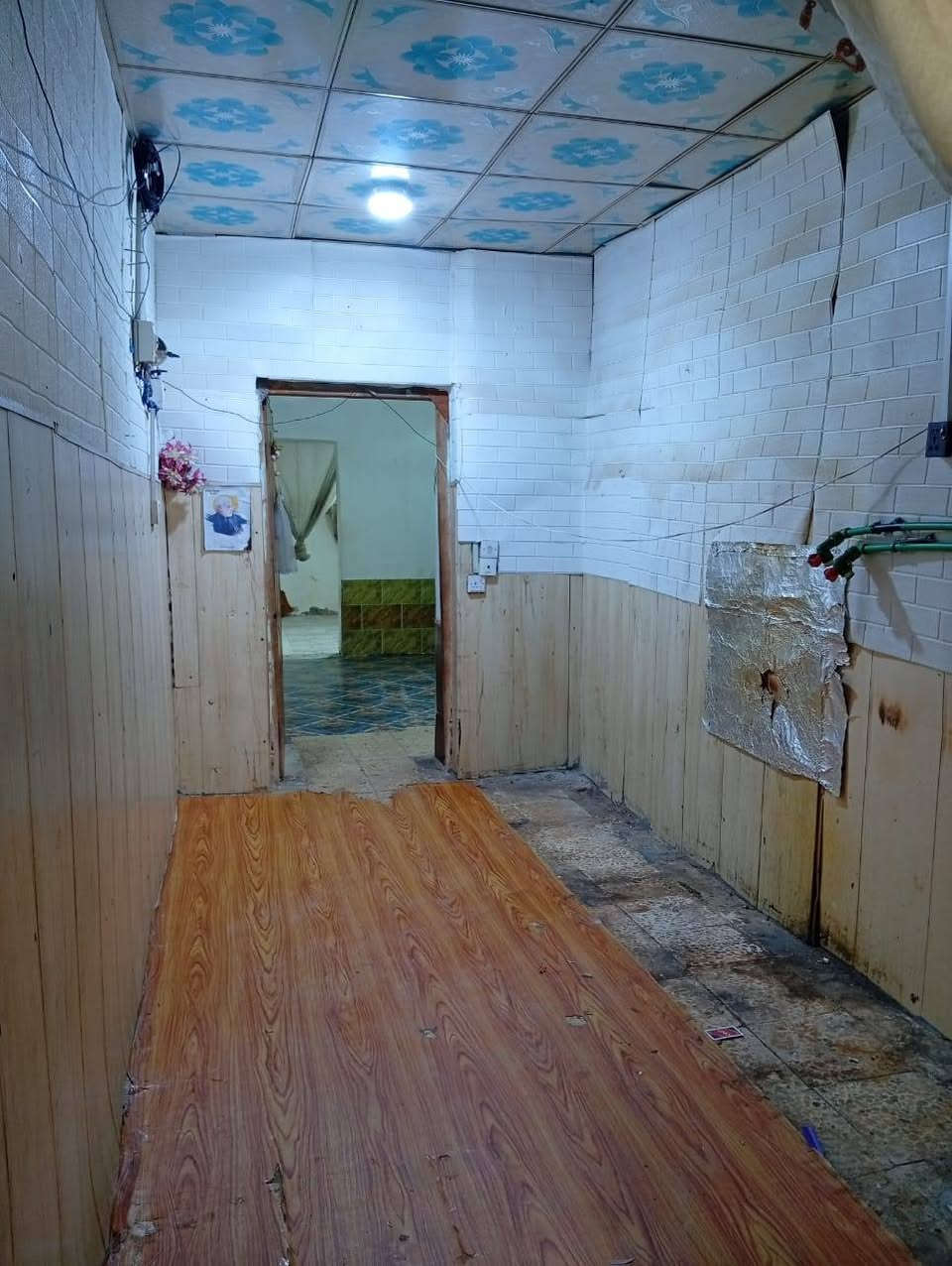 السلام عليكم
يتوفر بيت تجاوز للايجار للايجار
المساحه 100 متر
 عندي مقطع توضيحي 
يتكون غرفه كبيره صاله صحيات طارمه السقف شينكو ما يخر
العنوان القبله شارع المدارس
سعر الايجار 250 استفسار ابو عباس***********
