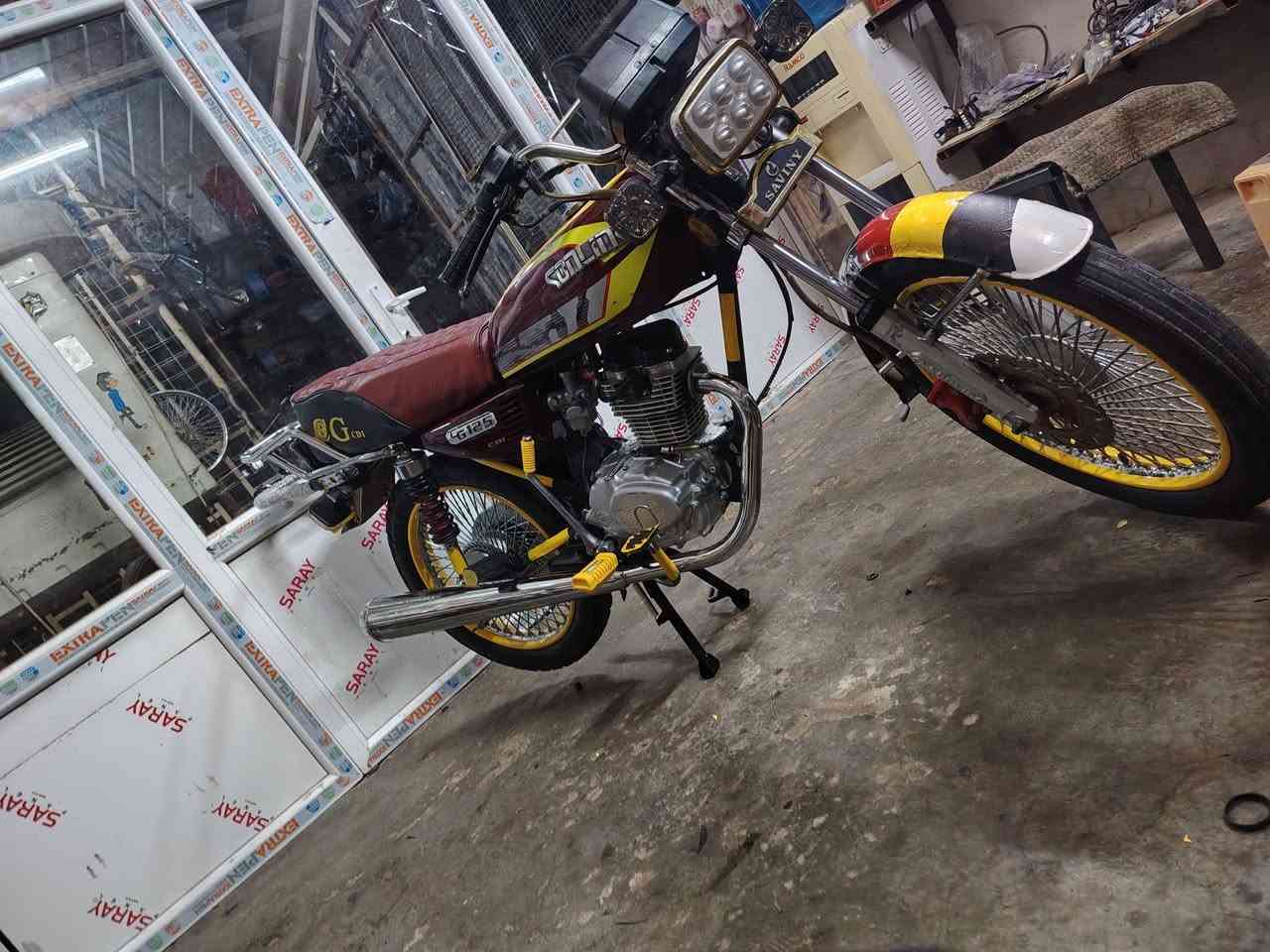 سلام عليكم
دراجه موديل ٢٣ بل مكينه ٢٤ 
مكينه شرط 
كهربايات شغال بس عاوزه بطاريه 
شلعه فول 
والدراجه حلوى ومجمبزه 
سعرها ٥٥٠وبيها مجال 
مكان ناحيه تازه 
التفاصيل 
***********
