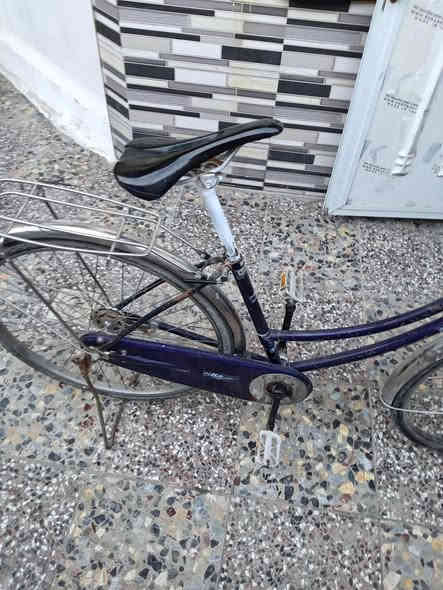 سلام عليكم بايسكل بناتي يابان نظيف وشغال كامل حجم ٢٦ السعر ٧٥ الف بي مجال لشراي قليل لاستفسار خاص موجود أو ***********
