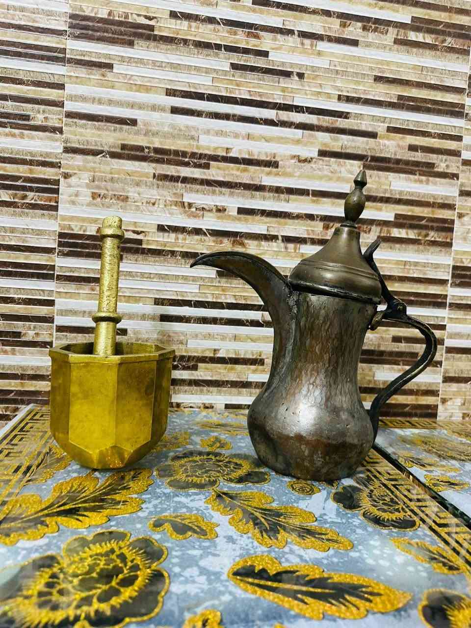 سلام عليكم أحبتي البيع دلة بغدادي قديم قياس ٣١ ونص قطعة تخبل معاا هاون قديم هذا الشكل الجميل قطعة تخبل قياس ١٣ وزن ٣ كيلو وشوية سعر خاص او اتصال ***********
