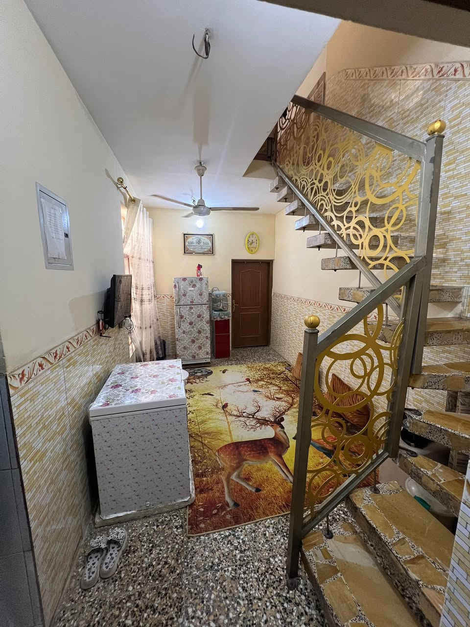 السلام عليكم بيت للبيع مساحه 85 متر / استقبال وصاله ومطبخ وثلاث غرف نوم وحده جوه وثنين فوك مع صحيات 
للاستفسار يرجى الاتصال ع رقم

***********
