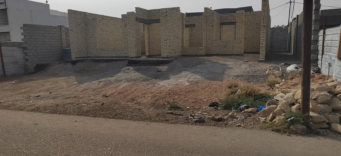 سلام عليكم  بيت لبيع بناء جديد مساحه الكاع ٥٢٧ متر نزال 14 واجهيه وطول ١٨ طول بناء 3امتار ٦٠ساتين  يتكون من غرفين وصاله واستقبال ومطبخ وحمام  وهول وسياج كامل وصال عنده مي وكهرباء  وشارع تبليط السعر ٦٠ استفسار اتصال ع رقم *********** العنوان الخالديه ابو فليس
