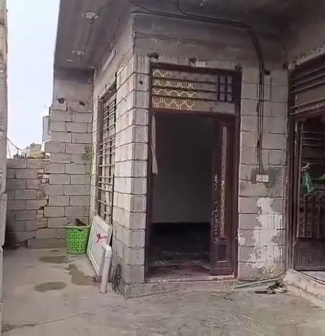 دار سكن للبيع في تقاطع النهروان منطقه ٩ نيسان كافه الخدمات موجوده يبعد عن الشارع العام ١٠٠ متر سعر مناسب 
للاستفسار ***********
