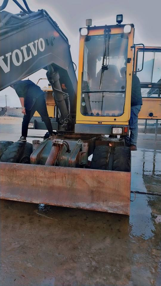 حفارة فالفو حجم وسط رقم اربيل انشائية كلها شرط بدون كسر  موديل 1998 سعرها 235 $ عنوانها سنجار
***********
*********** سنجار, نينوى
