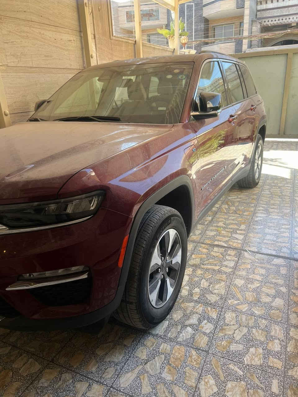 السلام عليكم
جيب كراند شيروكي لمتد هايبرد بلك ان

وارد امريكي فول بدون ايرباك  

السياره حادثها موضح بلصوره ضربة بسيطة كلش 

الدعامية جاية وياهه الباقي مكفول 

‏ Grand Cherokee limited 4Xe 2024 2.0L 

رقم بغداد بسمي تحويل ثاني يوم 

ماشية 35.000 ألف ميل 

🟫 حجم المحرك ٢٠٠٠ تيربو جارج ٣٧٥ حصان مع محرك الكهرباء  

نظام الشحن : الشحنة الوحدة تمشيك ٤٥ كيلو بدون بانزين نهائيا يعني بالداخل متحتاج بانزين بس اشحن كهرباء  

داخل السياره لون كريمي مميز 

  محرك تيربو + هايبرد + بلك ان 

🔴 حساسات خلفية

🔴 ‏‎حساسات جانبيه بالمري

🔴 خمسة راكب 

🔴 رادار 360 درجة 

🔴  تحديد مسار   

🔴  تبريد قطعتين 

🔴 ثلاث انضمة قيادة 

🔴 بانوراما 

🔴 دفع رباعي. 

🔴 كير ماوس مع وضعيات القياده المختلفه للجبال والطرق الوعره والرمال والطين

🔴 شفتات ستيرن 

🔴 هاند بريك بصمه 

🔴 ️مقود جلد + تدفئة 

🔴 شفتات ستيرن

مواصفات 

1️⃣ لايتات لد 

2️⃣ هيترات في الكشن 

3️⃣ شاشات عدد 2 

4️⃣ كراسي خزن ميموري  

5️⃣ سستم صوت ALPINEو دمام خلفي بلادي 

6️⃣ تشغيل عن بعد

7️⃣ نظام محاكاة العجلة الذكي 

8️⃣ نظام ملاحة 

9️⃣ نظام قيادة ذاتية بريك امامي خلفي اوتو (توقف ذاتي 

السعر 33.500  ألف دولار بية مجال بسيط 

مكاني شارع فلسطين 

رقم الهاتف ***********
