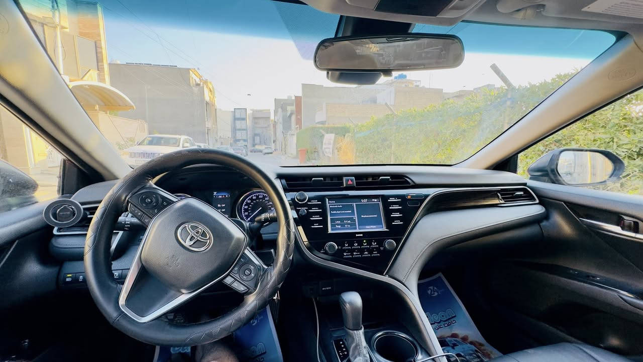 السلام عليكم 
كامري 2020 LE 
ماروني كرزي 
رقم بغداد باسمي
ماشيه ٥٢ الف ميل ٨٨ الف كيلو متر
ضرر قطعتين جاملغ وباب السايق 
السيارة نضيفه حيل وكاملة مال جناي 
مكاني المنصور 
***********
