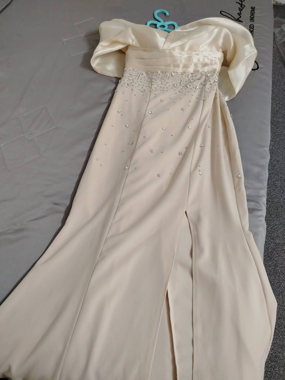 السلام عليكم
هذني فساتين مهري شتريتهن قبل شهرين يلبسن  من وزن ٦٠ لل ٧٥
بس البيجي صار عليه ب ١٠٠
اريدهن ثنيهن ب ١٠٠ وبيهن مجال للي تاخذ لل ٢
يخبلن بل لبس اكيد الي تريدهن ادزلهه فديوهات بل لبس
ولا قطعه كرستال وكعه منهن اخت جديد كلشششش
لبستهن فقط ساعه


**إذا كنت صاحب هذا الإعلان وتريد حذفه لأي سبب، رجاءا أرسل رسالة إلى الدعم الفني**