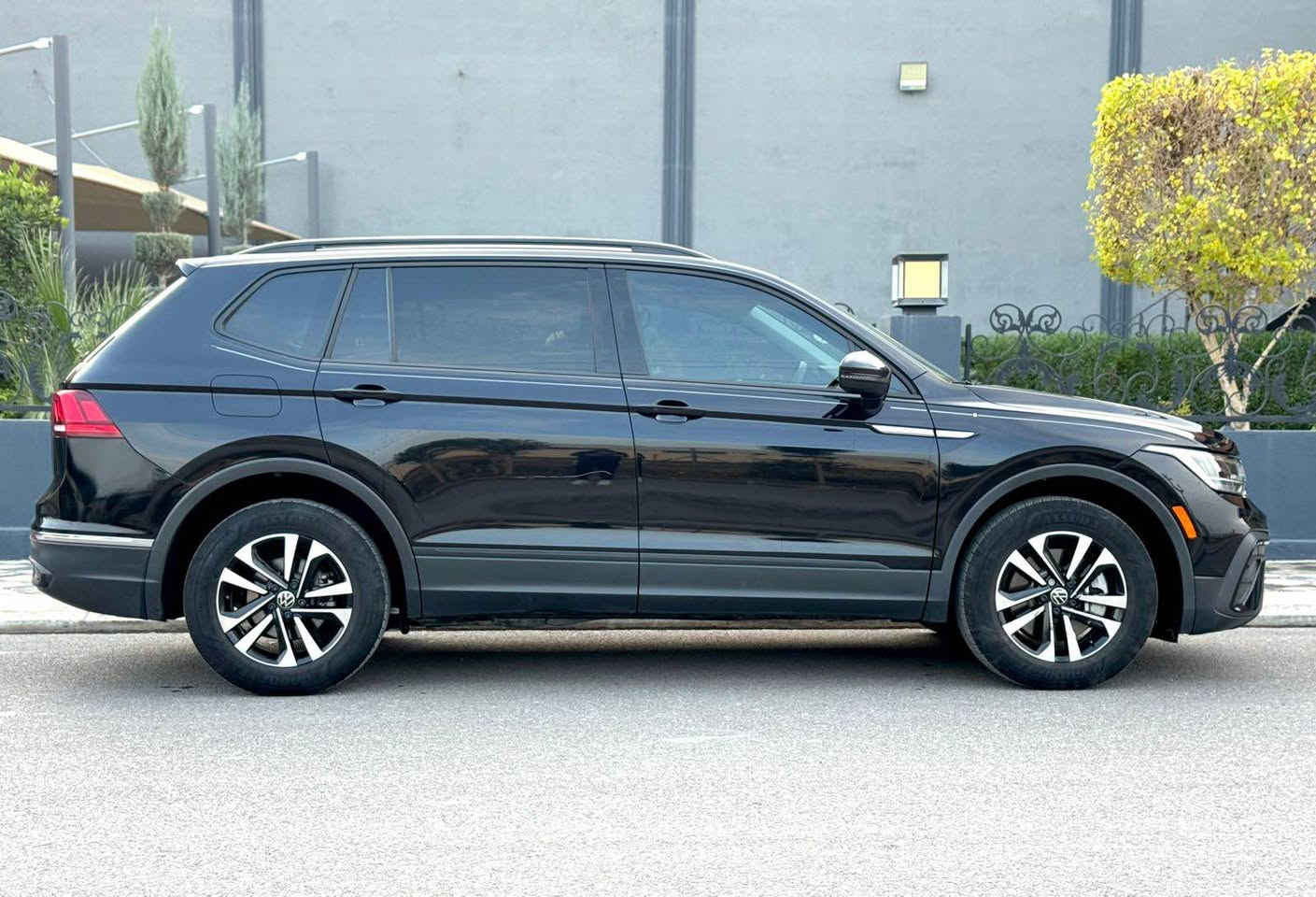 Volkswagen tiguan 2024

عدد الأميال :  24 الف ميل
سلندر: 4 سلندر
محرک: 2.0
الكاميرا الخلفية 
التحكم على المنحدرات 
مستشعر وقوف 
تدفئة المقاعد 
بصمة 
مثبت السرعة 
شاشة 
مصابيح زينون الأمامية 
المصابيح الأمامية ليد 
رادار 
3VVRB7AX0RM037888
بدون صبغ ارباكات كل سليمة
رقم كاتي بيها شهرين
***********
*********** أربيل, العراق
