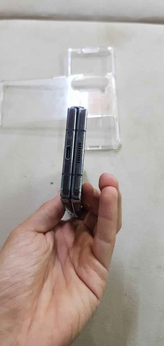 Z fold 5 
ram 12 hard 1T
العیوب مبین بل صور بدون ملحقات 650و مجال


**إذا كنت صاحب هذا الإعلان وتريد حذفه لأي سبب، رجاءا أرسل رسالة إلى الدعم الفني**