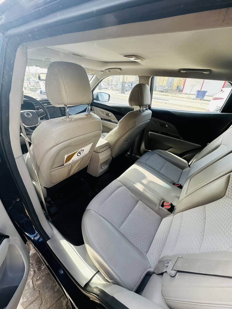 🔥 للبيع – سانغ يونغ كوراندو 2023 🔥
لون أزرق كحلي ✨

▪️ الموديل: 2023
▪️ المحرك: 2.0 لتر اقتصادي وقوي
▪️ القير: أوتوماتيك
▪️ نوع الدفع: أمامي (FWD)
▪️ الممشى: 32 ألف كم فقط

🔹 المواصفات:
✔ فتحة سقف (سانروف)
✔ شاشة وسطية حديثة
✔ كاميرا خلفية
✔ حساسات أمامي وخلفي
✔ مثبت سرعة
✔ نظام Drive Mode (Eco / Normal / Sport)
✔ تحكم بالستيرن
✔ نظام ثبات إلكتروني
✔ إيرباغات
✔ رنكات ألمنيوم أصلية
✔ تبريد قوي جداً

🔹 الحالة:
• استخدام شخصي
• نظيفة جداً من الداخل والخارج
• لا تحتاج أي صرف
• بيها تبديل باب ورا سايق 
  💰 السعر 110قابل للتفاوض
📞 للتواصل ***********
